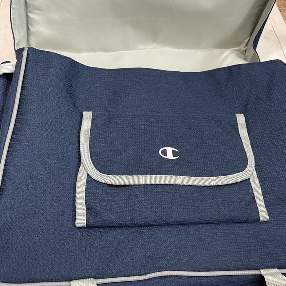 Champion Large Insulated Shoulder Bag - Picture 5 of 9